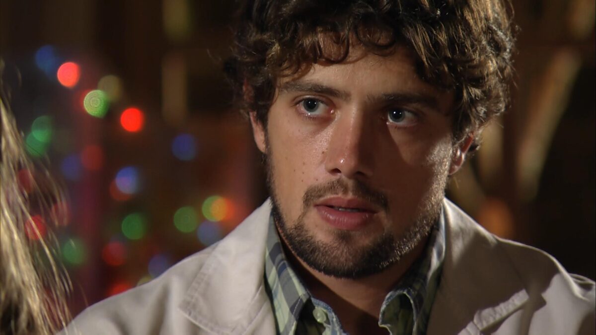 Rodrigo escuta Manu que decidiu se separar dele em cena da novela A Vida Gente