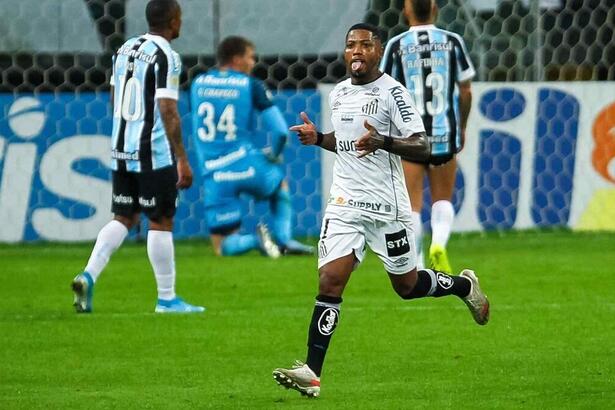 Marinho comemorando gol com a camisa do Santos na partida contra o Grêmio