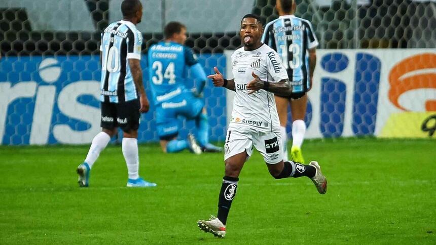 Marinho comemorando gol com a camisa do Santos na partida contra o Grêmio