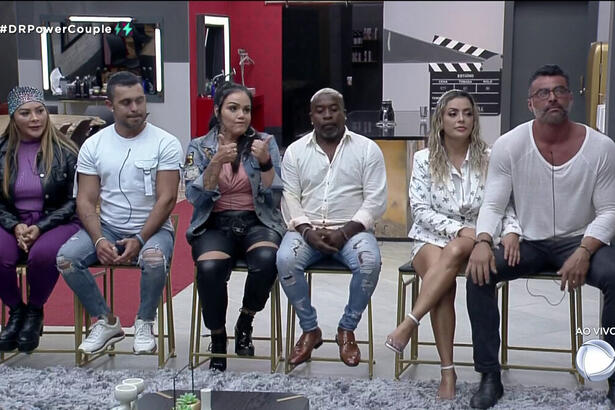 Márcia Fellipe e Rod Bala, Bibi e Pimpolho, Li Martins e JP Mantovani sentados no banquinho da DR do Power Couple Brasil.