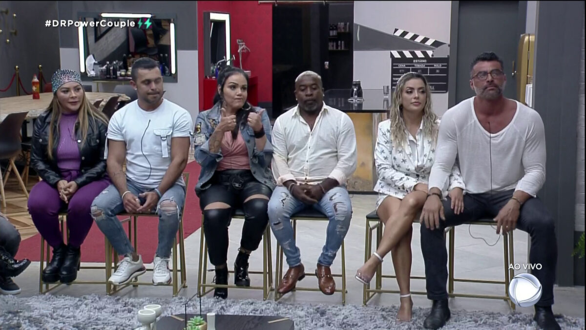 Márcia Fellipe e Rod Bala, Bibi e Pimpolho, Li Martins e JP Mantovani sentados no banquinho da DR do Power Couple Brasil.