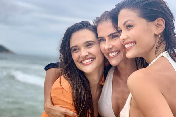 Luna, Alexia e Kyra na praia em capítulo final de Salve-se Quem Puder