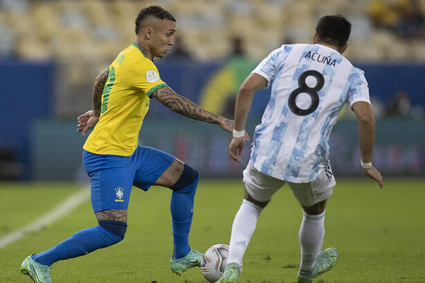 Jogadores de Brasil e Argentina em campo pela final da Copa América