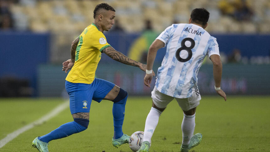 Jogadores de Brasil e Argentina em campo pela final da Copa América