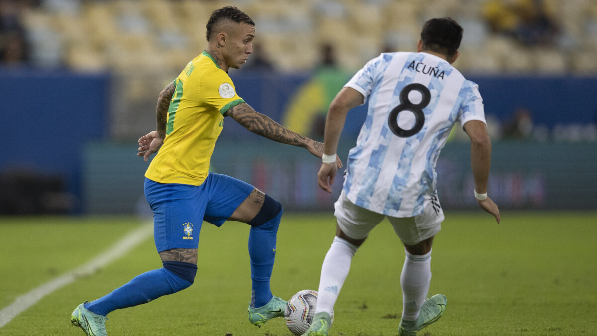 Jogadores de Brasil e Argentina em campo pela final da Copa América