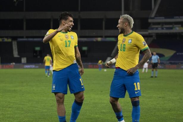 Lucas Paquetá e Neymar comemorando gol do Brasil contra a Seleção do Peru