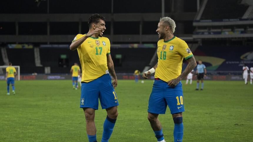 Lucas Paquetá e Neymar comemorando gol do Brasil contra a Seleção do Peru