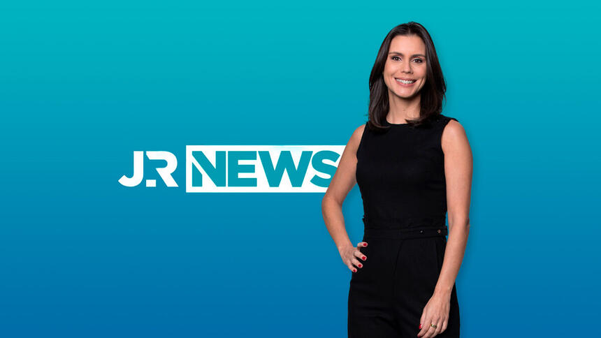 Camilla Busnello ao lado do logo do JR News