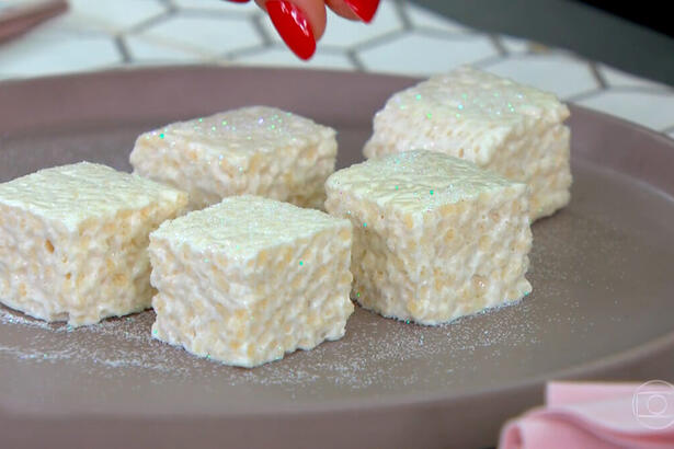 Crocante de Marshmallow com flocos de arroz, preparado por Ana Maria Braga