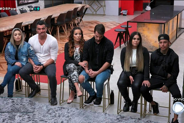 Li Martins, JP Mantovani, Renata e Leandro e Mari e Matheus sentados nos bancos da décima DR do Power Couple Brasil 5