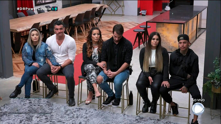 Li Martins, JP Mantovani, Renata e Leandro e Mari e Matheus sentados nos bancos da décima DR do Power Couple Brasil 5