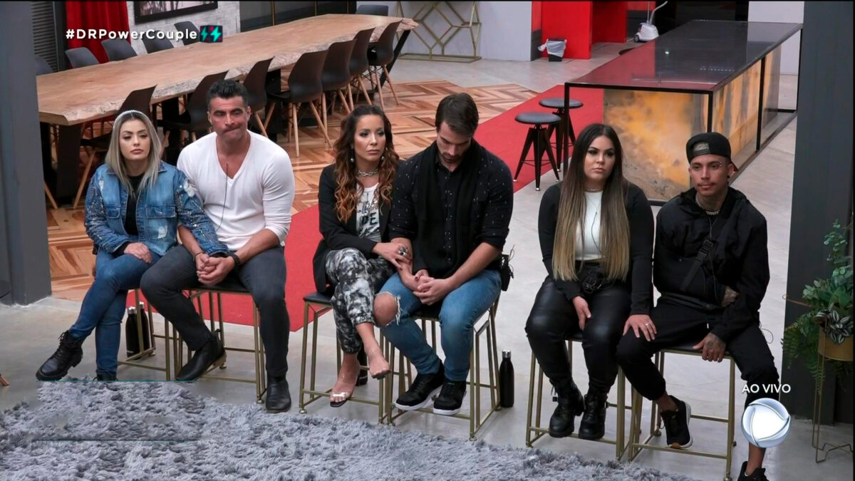 Li Martins, JP Mantovani, Renata e Leandro e Mari e Matheus sentados nos bancos da décima DR do Power Couple Brasil 5