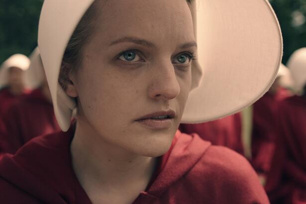 Elisabeth Moss em cena da série The Handmaid's Tale | Imagem: Reprodução