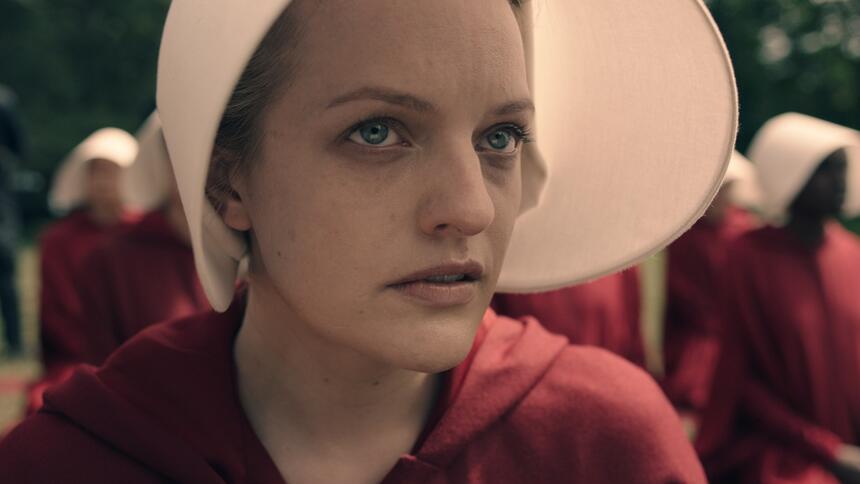 Elisabeth Moss em cena da série The Handmaid's Tale | Imagem: Reprodução