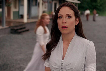 Erin Krakow em trailer da série When Calls the Heart