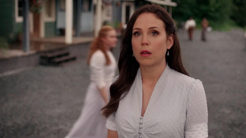 Erin Krakow em trailer da série When Calls the Heart