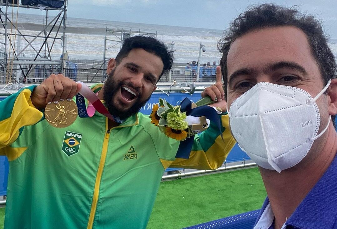 Surfista Italo Ferreira e o repórter Guilherme Pereira
