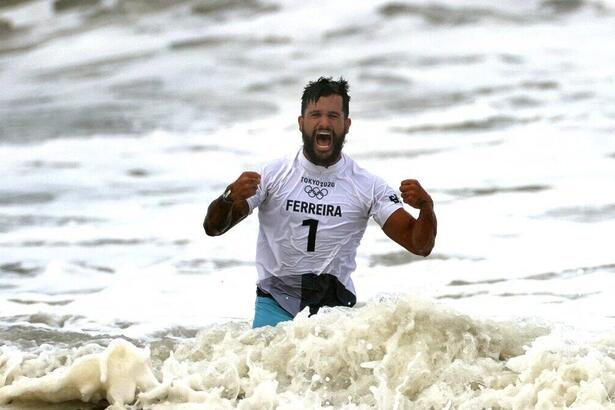 Surfista Ítalo Ferreira comemorando a vitória que garantiu a medalha de ouro nos Jogos Olímpicos de Tóquio 2020