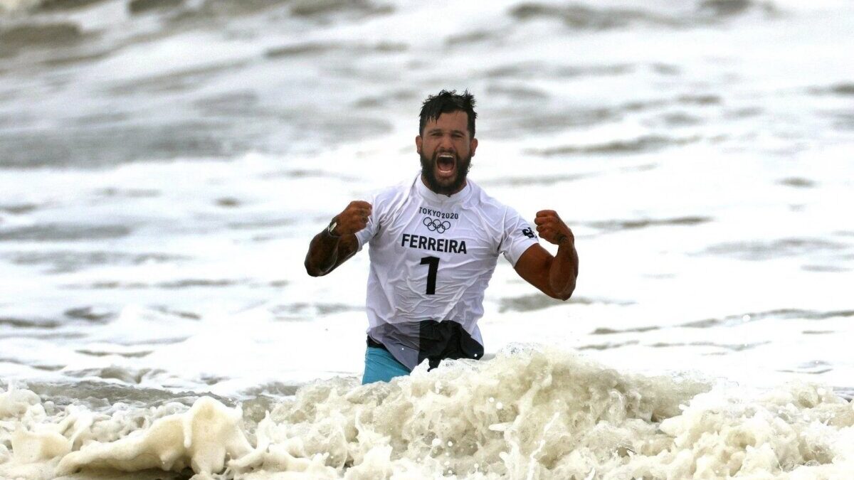 Surfista Ítalo Ferreira comemorando a vitória que garantiu a medalha de ouro nos Jogos Olímpicos de Tóquio 2020