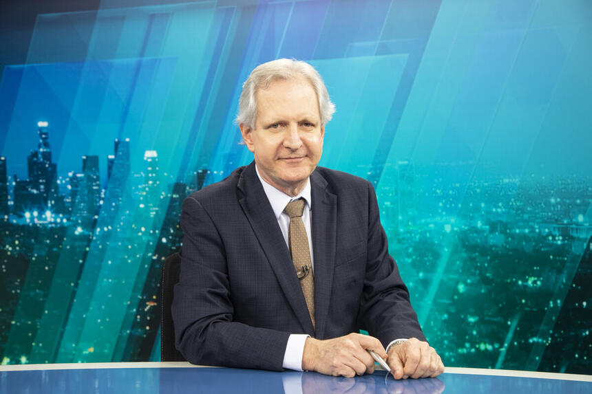 Augusto Nunes no bancada do Jornal da Record News