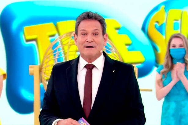 Luís Ricardo apresentando o quarto sorteio da Tele Sena de São João 2021 no SBT