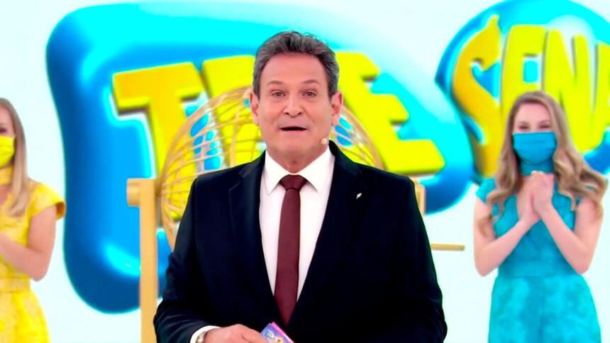 Luís Ricardo apresentando o quarto sorteio da Tele Sena de São João 2021 no SBT