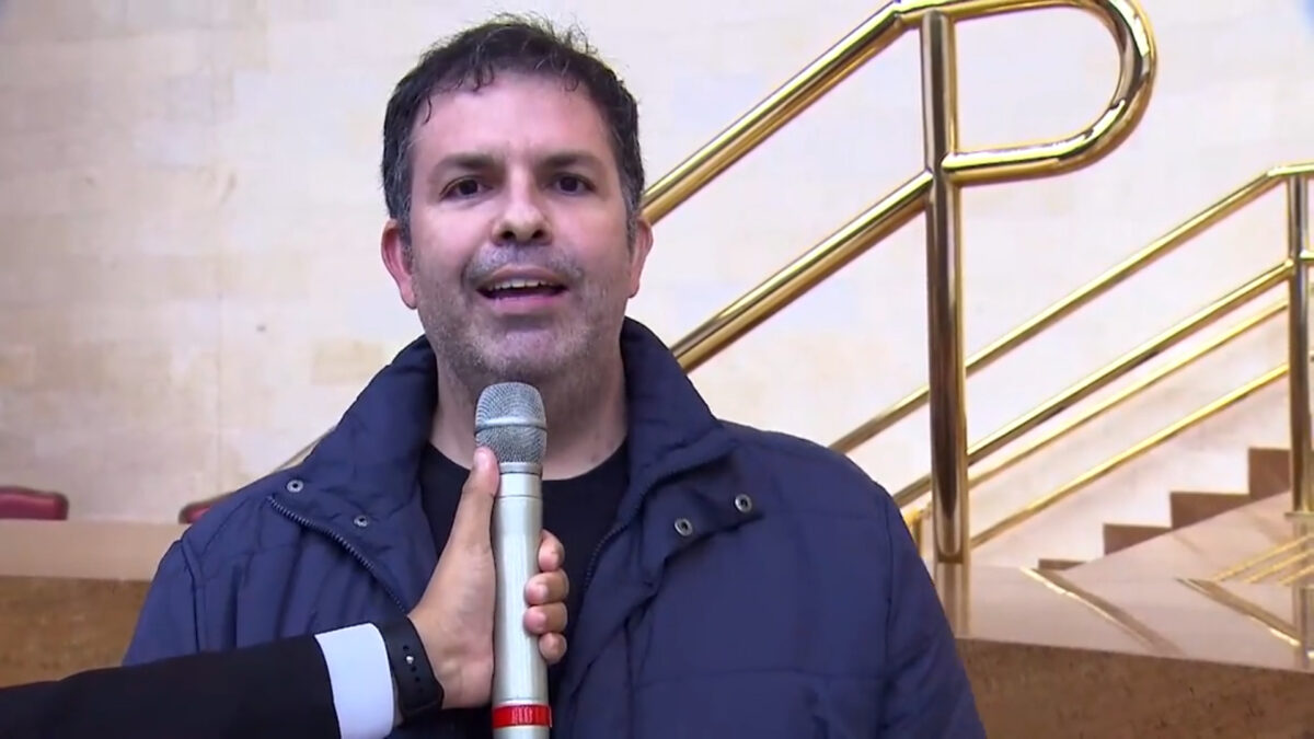 Matheus Furlan fazendo participação em culto no Templo de Salomão