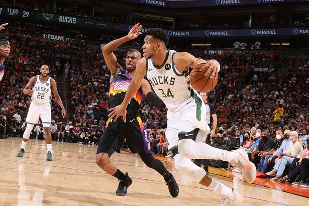 Phoenix Suns e Milwaukee Bucks em um dos jogos da NBA