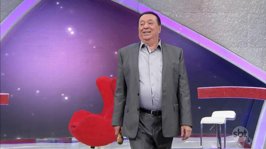 Raul Gil em pé no cenário do seu programa no SBT