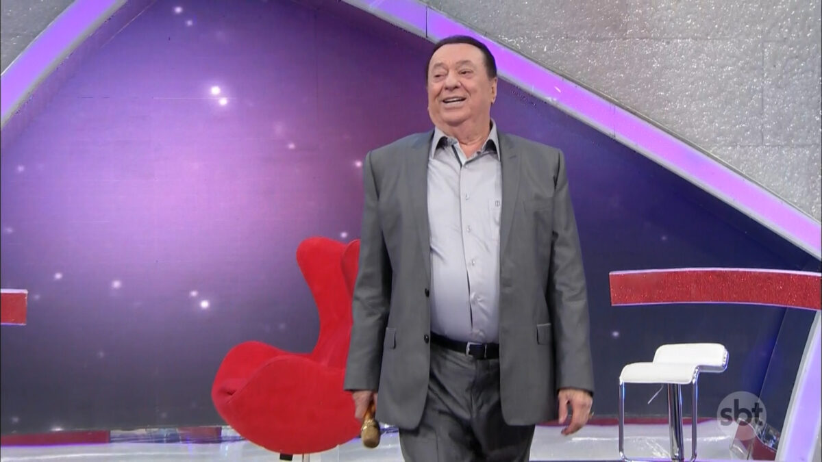Raul Gil em pé no cenário do seu programa no SBT