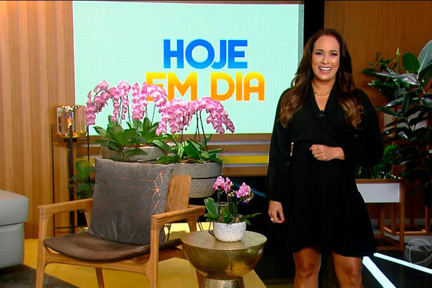 Renata Alves apresentando o Hoje em Dia na manhã desta segunda-feira (05), na Record TV