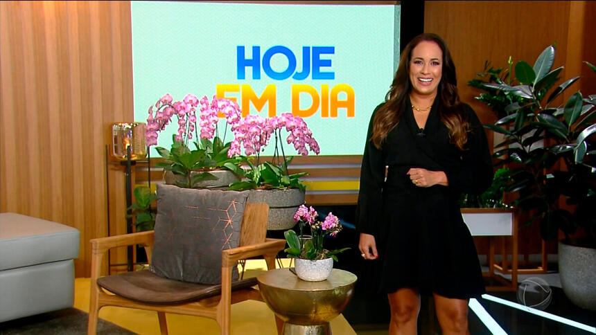 Renata Alves apresentando o Hoje em Dia na manhã desta segunda-feira (05), na Record TV