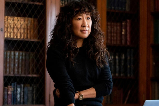 A atriz Sandra Oh como Dr. Ji-Yoon Kim na série The Chair da Netflix | Imagem: Divulgação/ Netflix