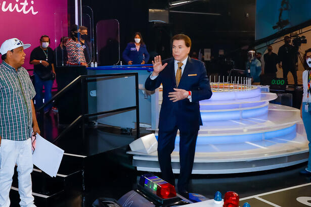 Silvio Santos retorna aos estúdios do SBT