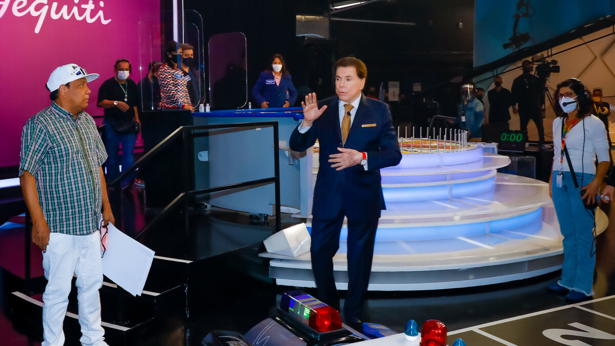 Silvio Santos retorna aos estúdios do SBT