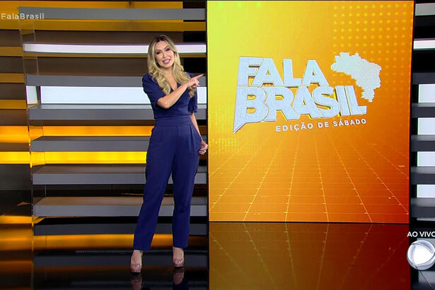 Thalita Oliveira em pé apresentando o Fala Brasil na manhã deste sábado (/