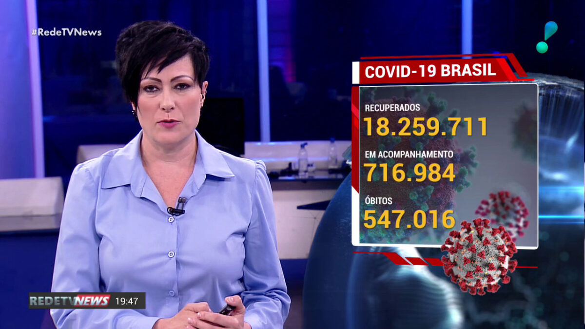 Apresentadora Joice Maffezzolli ao lado do gráfico que mostra os dados por covid-19 no RedeTV News