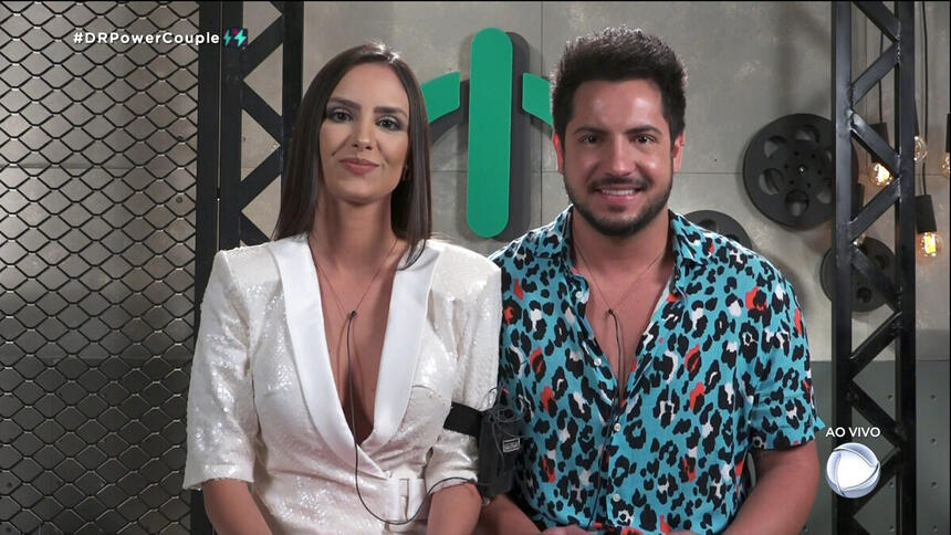 Geórgia e Thiago chegam na sala de depoimentos do Power Couple Brasil