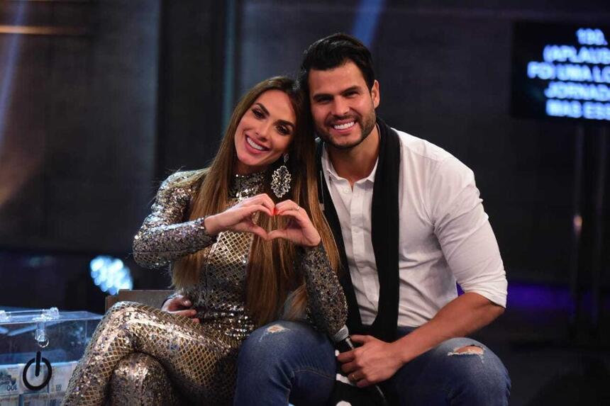 Nicole Bahls e Marcelo Bimbi fazendo coração, ao vencerem o Power Couple Brasil