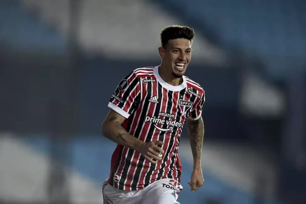 Jogador Rigoni comemorando um dos gols pelo São Paulo