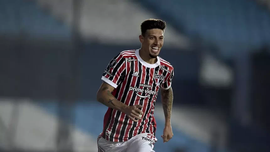 Jogador Rigoni comemorando um dos gols pelo São Paulo