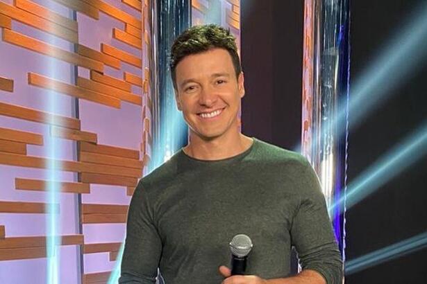 Rodrigo faro nos estúdios da Record TV
