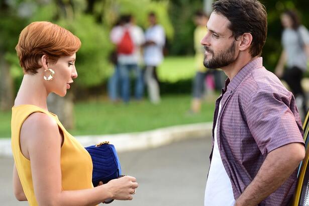 Sophia (Camila Rodrigues) e Antônio (Felipe Cunha) em cena da novela ‘Topíssima’ |