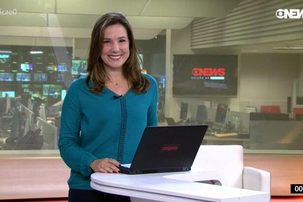 Adriana Perroni nos estúdios da GloboNews no Rio de Janeiro, durante a apresentação do Edição da 00h