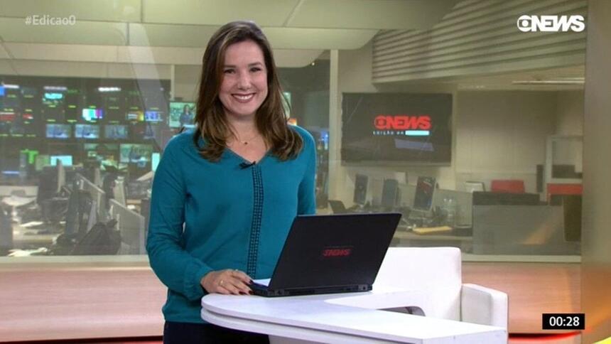 Adriana Perroni nos estúdios da GloboNews no Rio de Janeiro, durante a apresentação do Edição da 00h