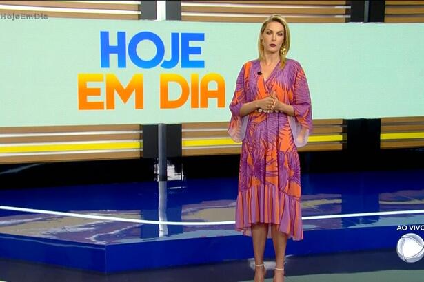 Ana Hickmann apresentando o programa Hoje em Dia na manhã desta segunda-feira