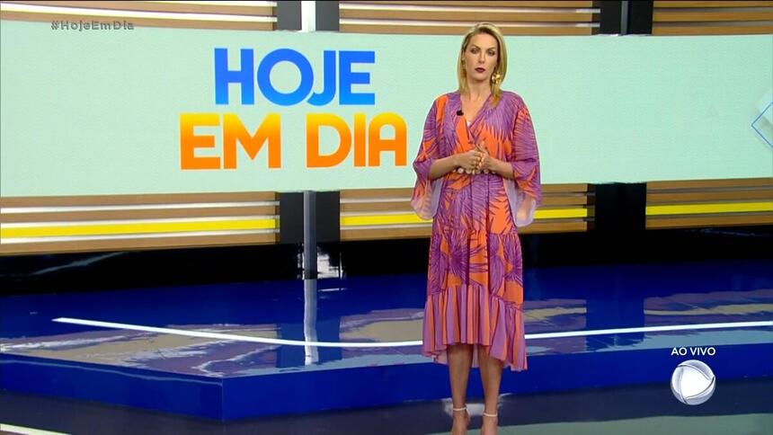 Ana Hickmann apresentando o programa Hoje em Dia na manhã desta segunda-feira