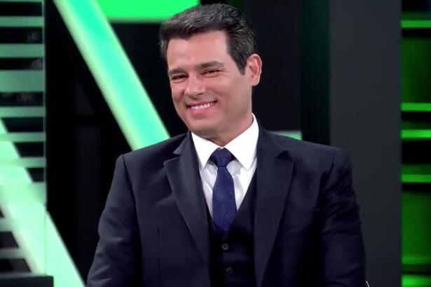 Celso Portiolli sorrindo na coletiva de imprensa do novo Show do Milhão no SBT