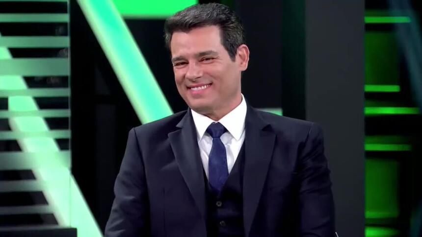 Celso Portiolli sorrindo na coletiva de imprensa do novo Show do Milhão no SBT