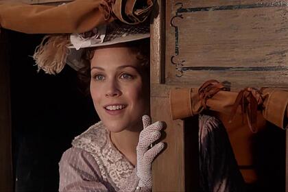 Elizabeth Thatcher olha pela janela do seu carro em cena da série Quando Chama o Coração, na Record TV